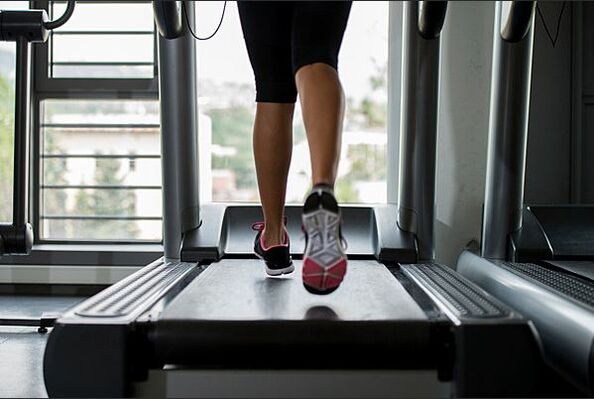 Courir sur une bande en cours d'exécution