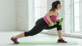 La fille effectue un exercice avec des poids