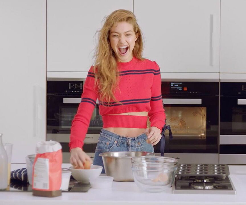 Une fille mince prépare un petit-déjeuner sain