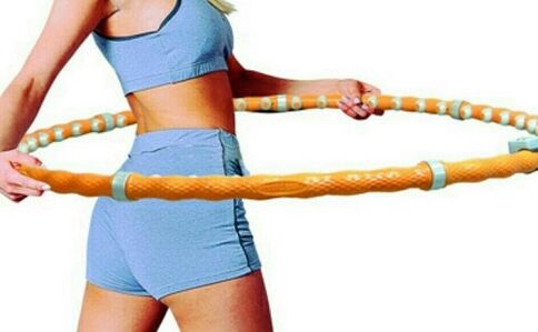 Exercices de cerceau pour perdre du poids au niveau de l'abdomen et des côtés.