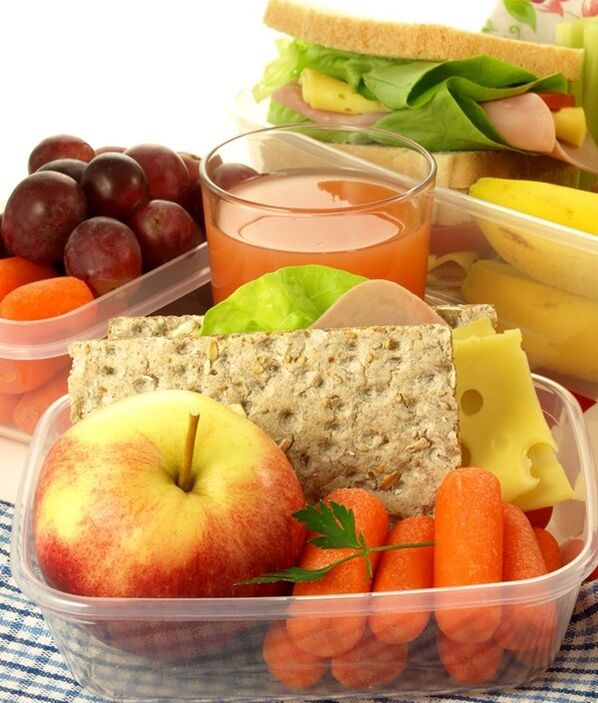 Les légumes et les fruits crus peuvent être utilisés comme collation lorsque vous suivez le régime alimentaire du tableau 3. 