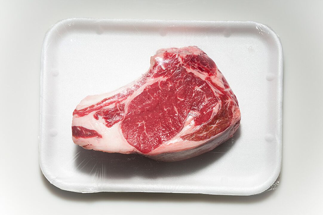 De nombreux aliments, comme la viande rouge, sont exclus du menu diététique contre la goutte. 